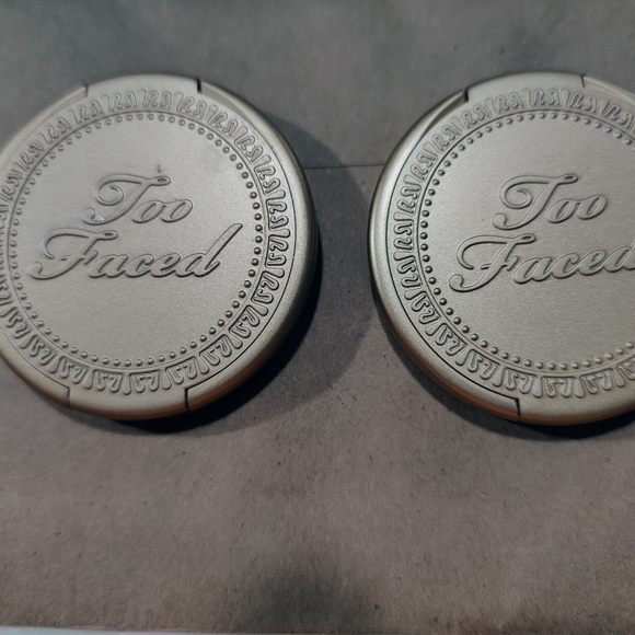 Two never used Too Faced highlight - Picture 1 of 3